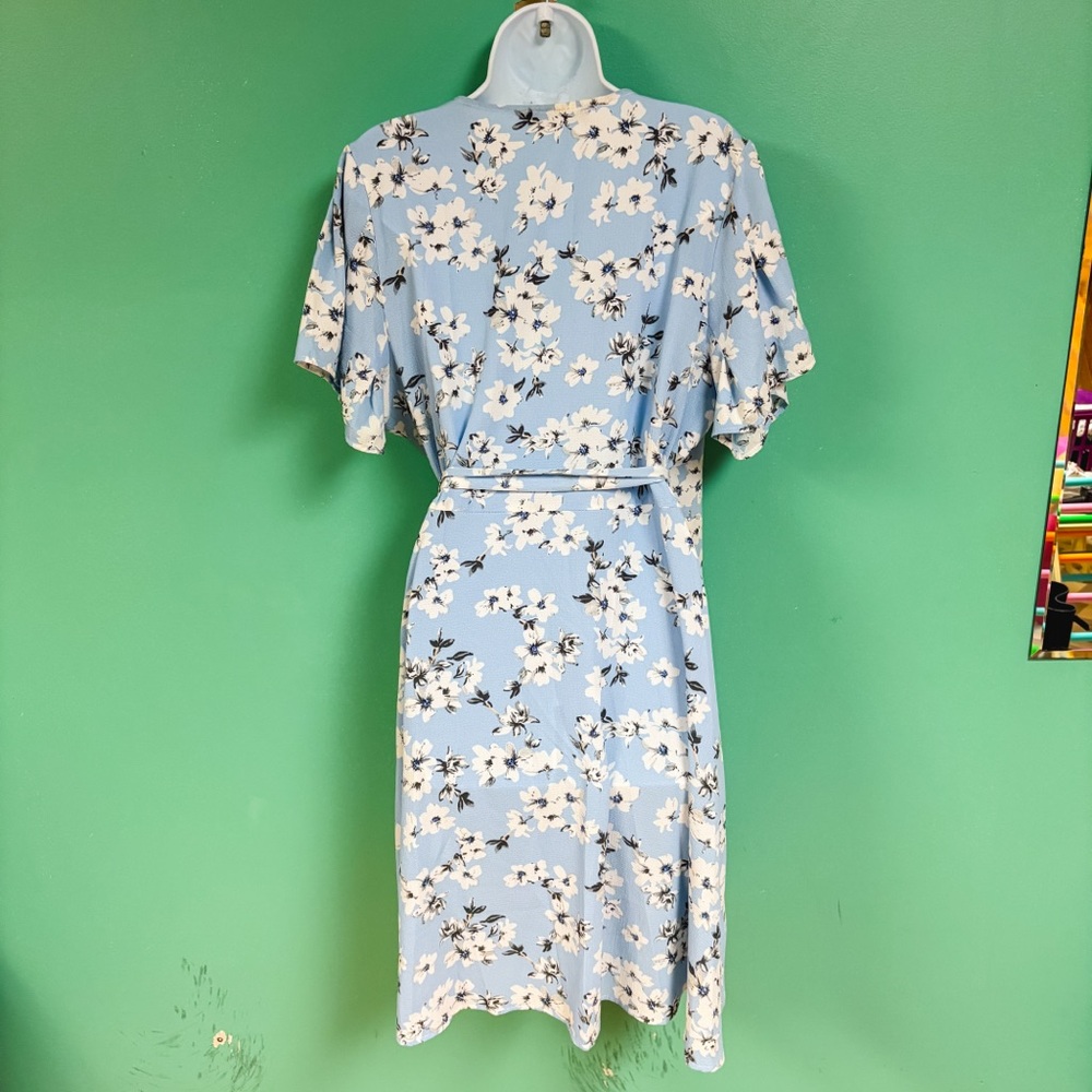 Fashion To Figure Blue White Floral Short Ruffle Sleeve Wrap Dress Size 1 14/16 - Picture 9 of 10